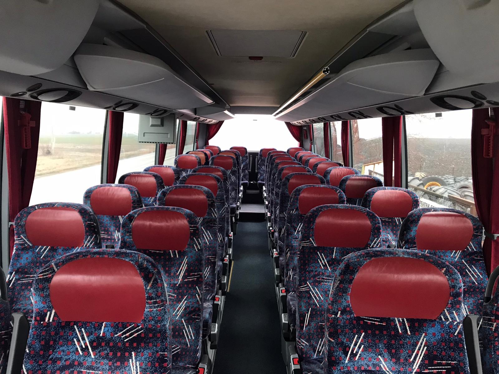 Autocar RASTOUR cu scaune confortabile pentru transport de grup